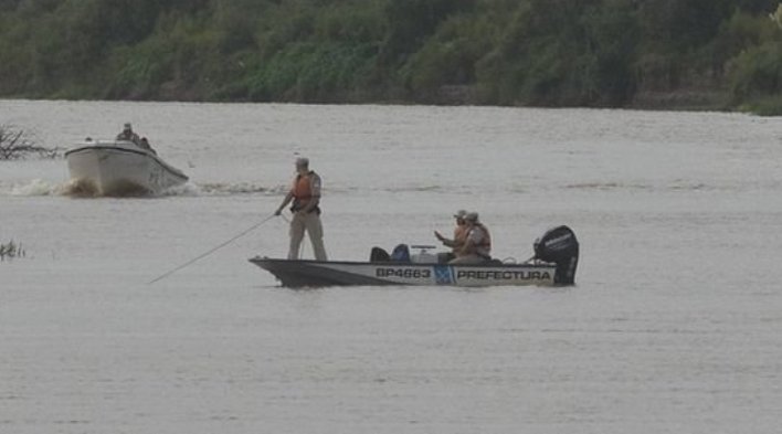 Buscan a un pescador que cayó al río Coronda