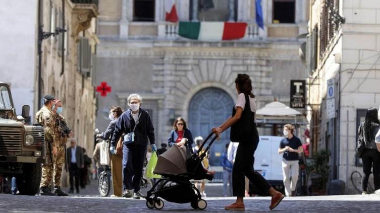 Italia empezó a vacunar con la tercera dosis a los mayores de 40 años