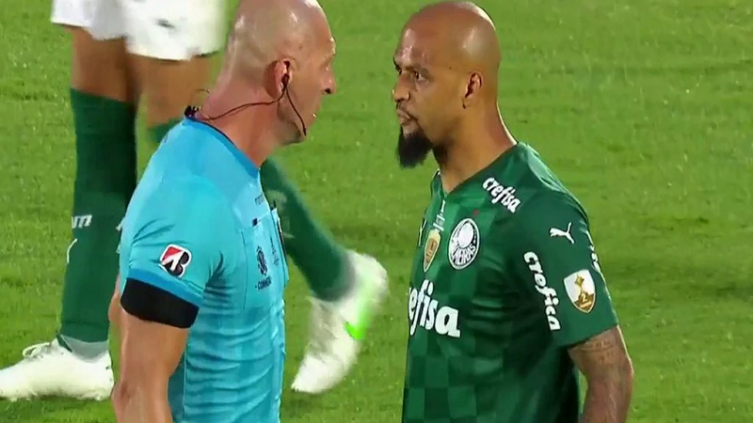 Pitana en la final de la Libertadores: discusión con Melo y jugador que simuló que lo golpeó