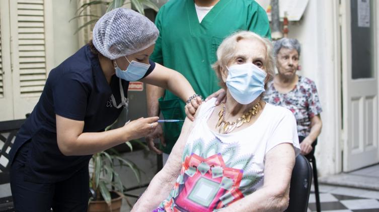 La provincia comenzó a aplicar dosis de refuerzo en geriátricos