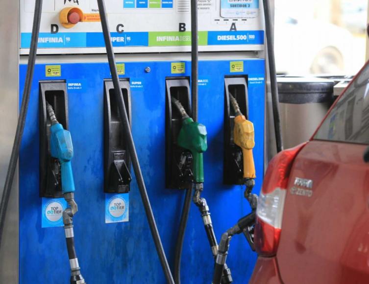 El gobierno postergó hasta marzo la actualización de impuestos a los combustibles
