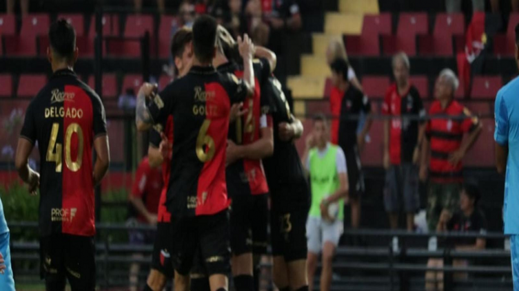 Colón derrotó 3-0 Atlético Tucumán y llega entonado para el Clásico