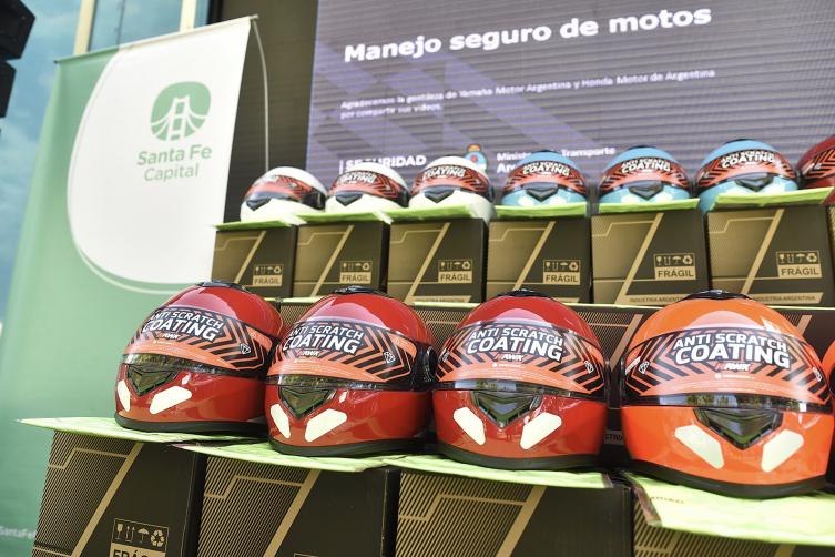 Se entregaron cascos a trabajadores del Cullen