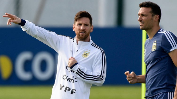 Messi integra el equipo ideal de la IFFHS, Scaloni segundo DT