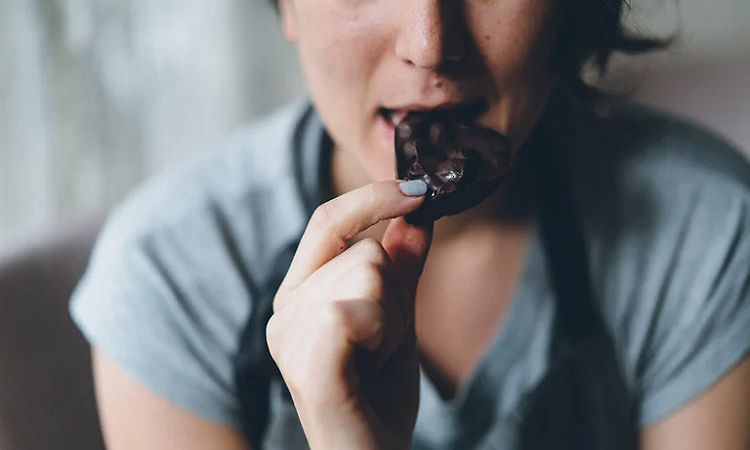Comer chocolate amargo tres veces al día hace más feliz