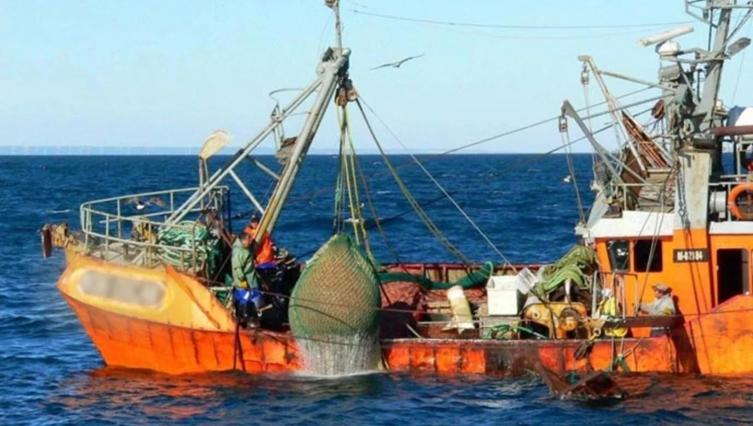 Se hundió un barco pesquero cerca de Puerto Rawson y uno de los tripulantes murió