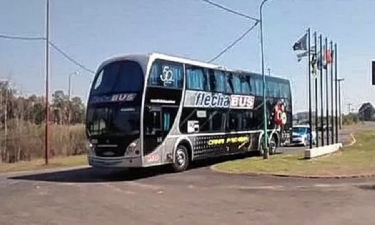 Dos micros con barras de Colón no pasaron el control policial