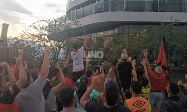 Los hinchas Sabaleros disfrutaron de un banderazo 