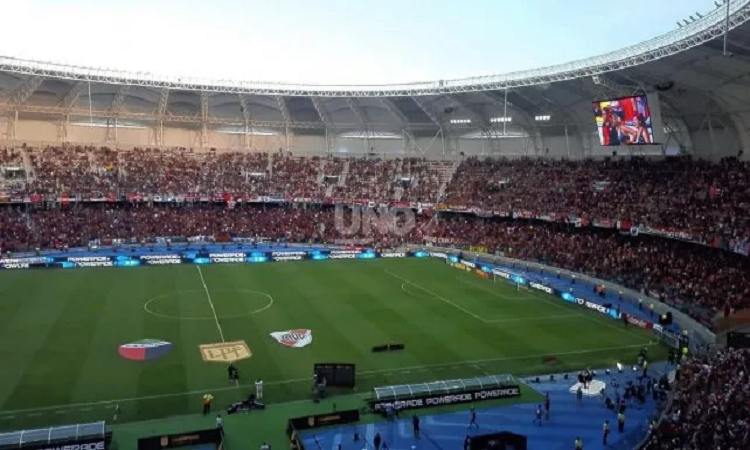 Colón, todo un show en las tribunas