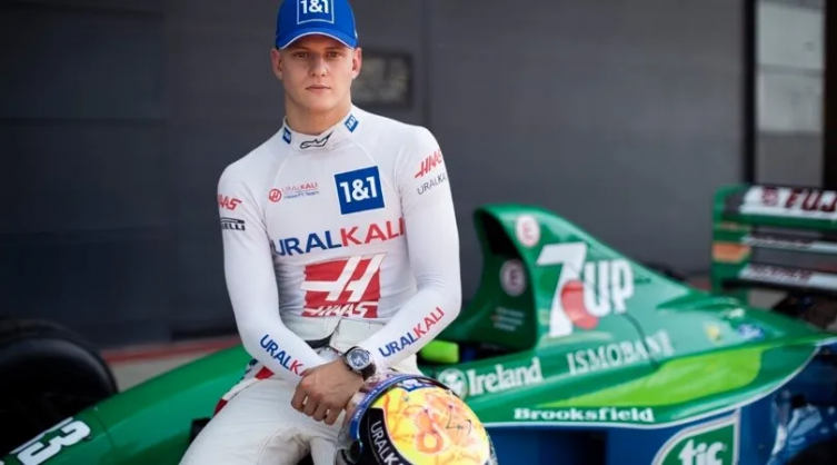 Mick Schumacher será piloto de reserva de Ferrari 
