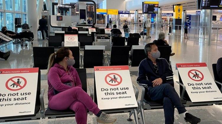 Continúa el caos en el transporte aéreo mundial por el avance de Ómicron
