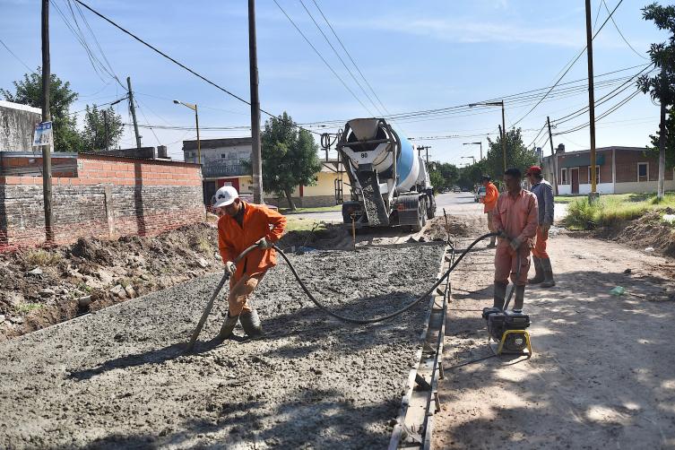 Jatón recorrió las obras que se ejecutan en barrio Centenario