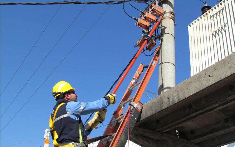 Murió electrocutado un empleado de la EPE 
