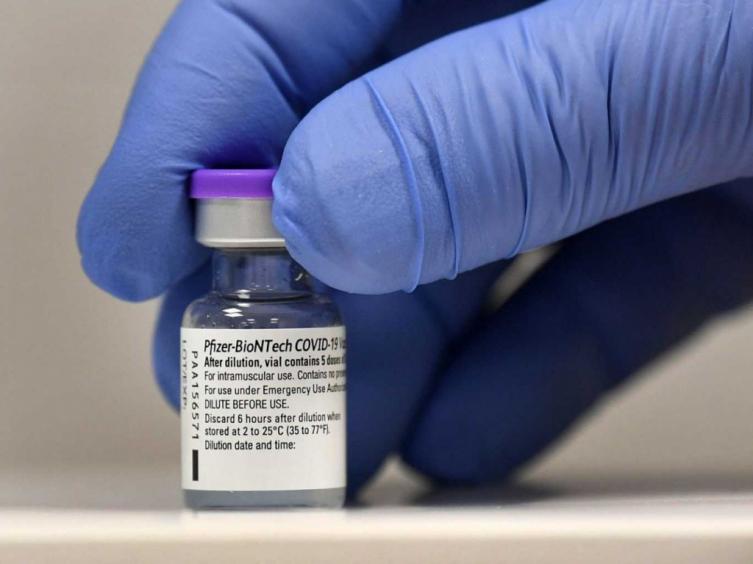 Autorizan la vacuna de refuerzo contra el Covid-19 de Pfizer para menores 
