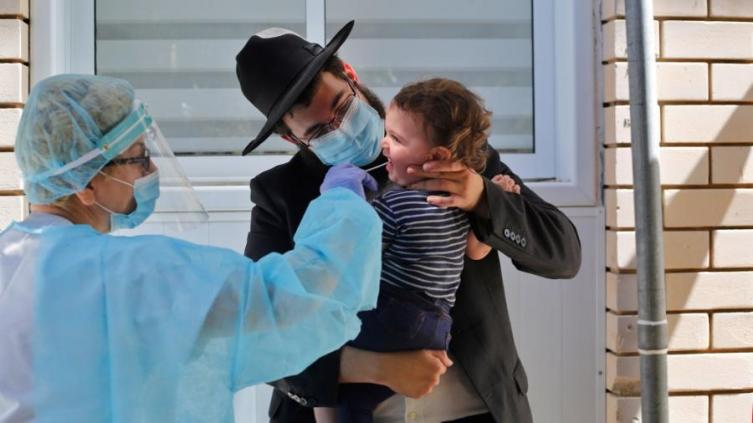 La llegada de Ómicron a Israel provocó un récord de casos