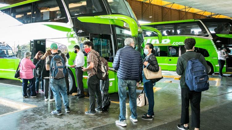 Analizan exigir el pase sanitario en los micros de media y larga distancia