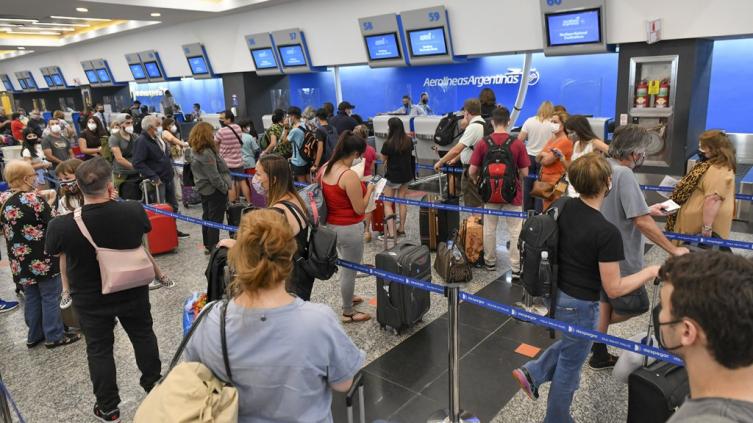 Aerolíneas cancela vuelos por contagios de Covid-19