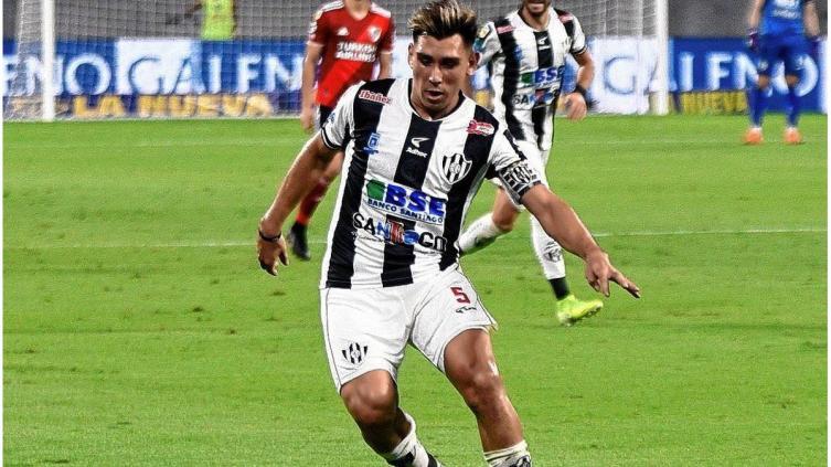Colón cerró la compra del volante Cristian Vega