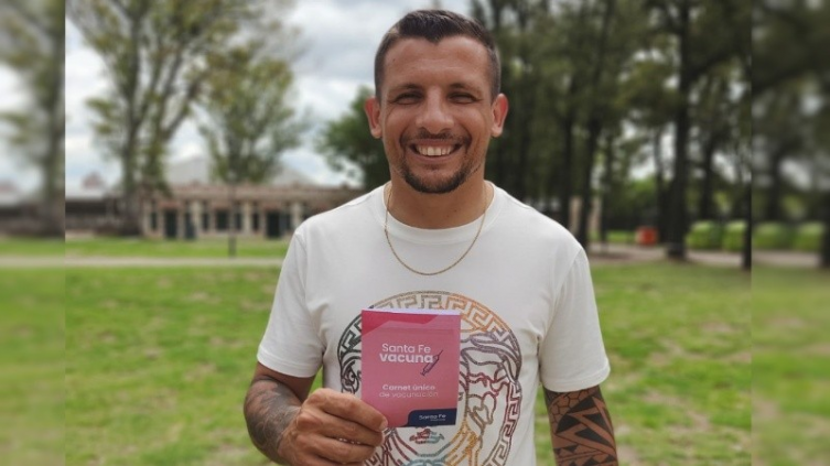 Emiliano Vecchio recibió la primera dosis contra el coronavirus