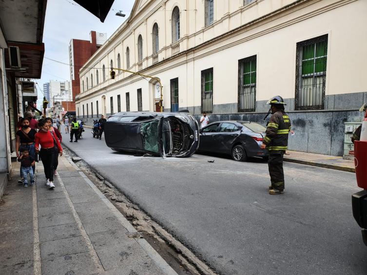 Vuelco e intento de fuga en pleno centro de la ciudad