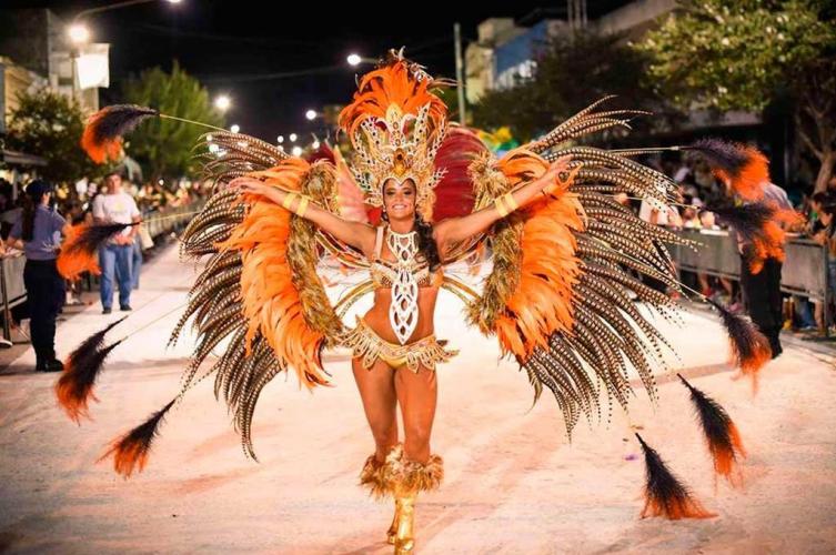 Vera se llena de color y ritmo en una nueva edición de sus carnavales