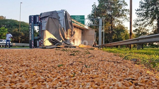 Un camión volcó la carga de maíz sobre Avenida de la Constitución