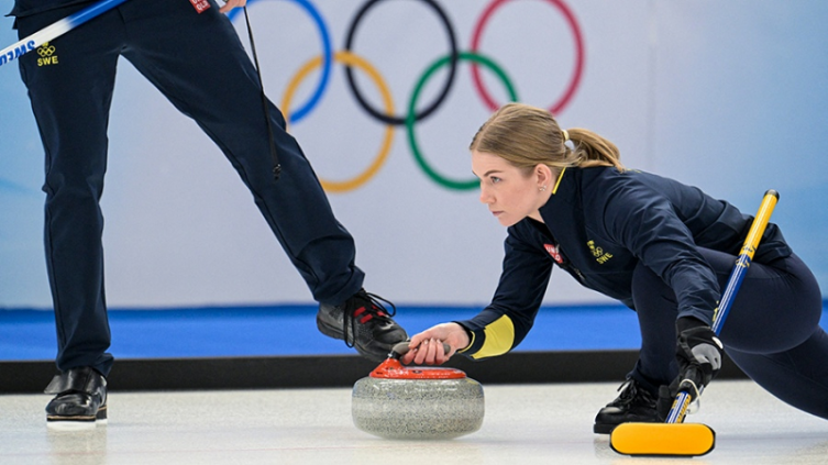 El curling inició la actividad olímpica mientras la llama recorre Pekín