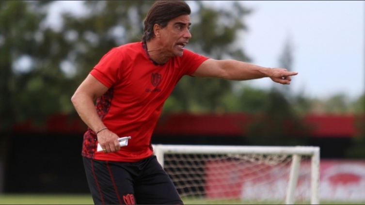 Javier Sanguinetti espera por Djorkaeff Reasco