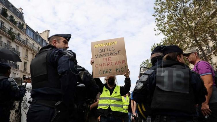 Antivacunas marcharon en París 