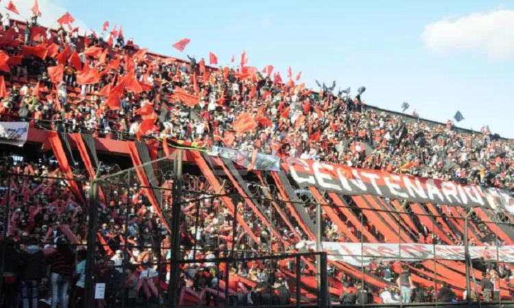 Los hinchas indignados por la decisión de Colón en Paraná