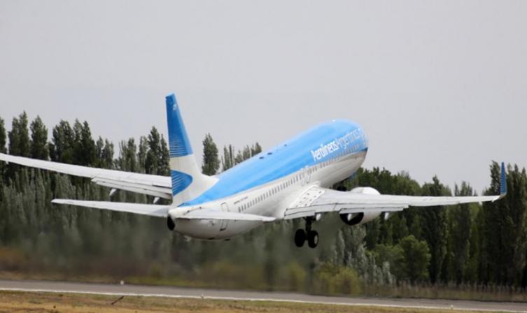Aerolíneas Argentinas reprograma un centenar de vuelos por el paro de controladores