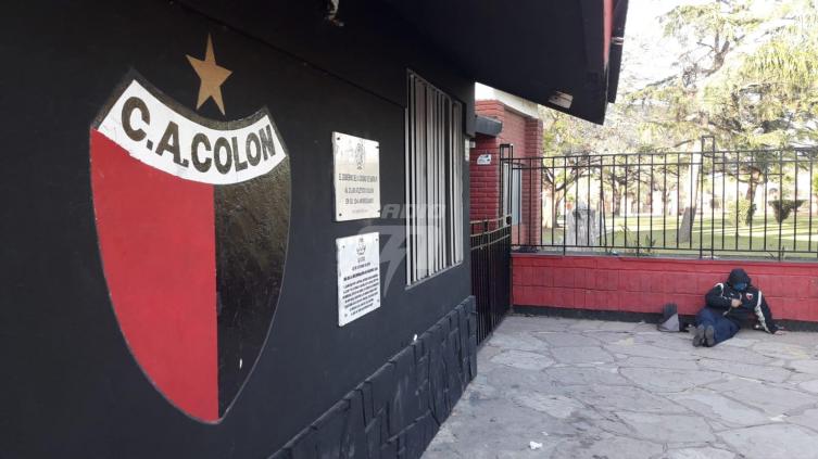 Balearon la sede de Colón durante el partido