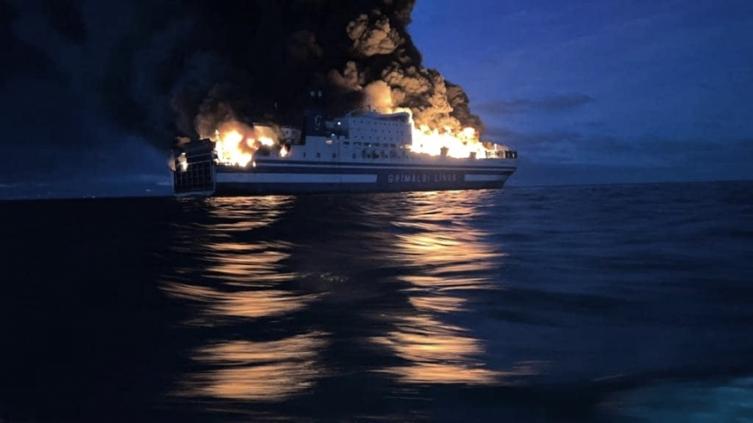 Rescatan a 288 personas de un barco italiano que se incendió frente a Grecia