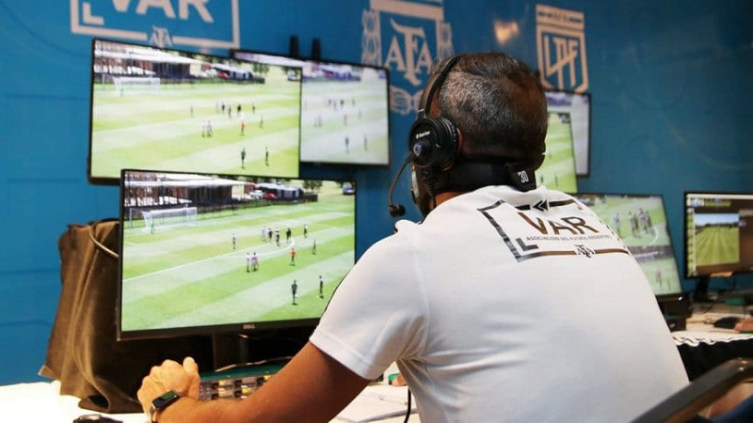 El VAR en el fútbol argentino: cuándo inicia y cinco puntos clave