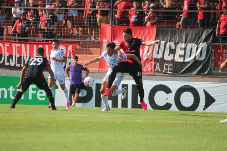 Colón se enfrenta este sábado a Barracas Central