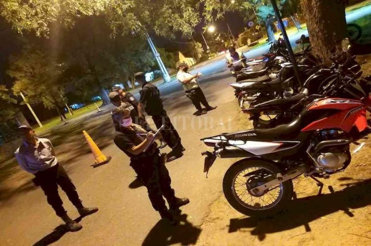 Motociclistas embisten a inspector y policía en control de tránsito