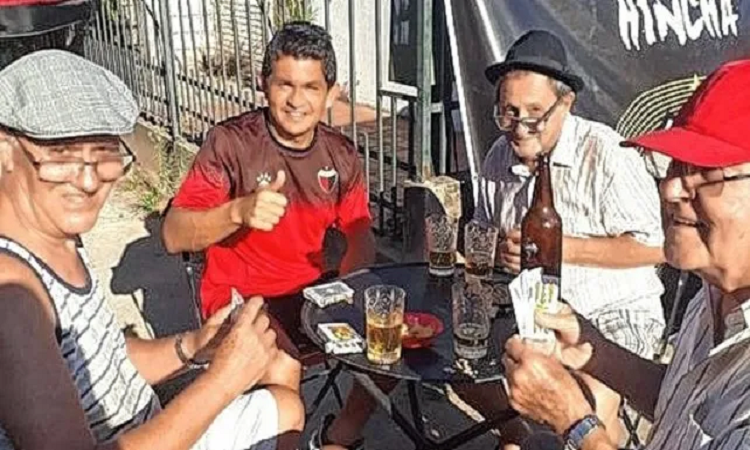 El Pulga Rodríguez siempre cerca de los hinchas de Colón