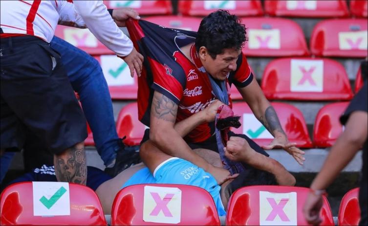 Escalofriante batalla campal entre hinchas de Atlas y Querétaro