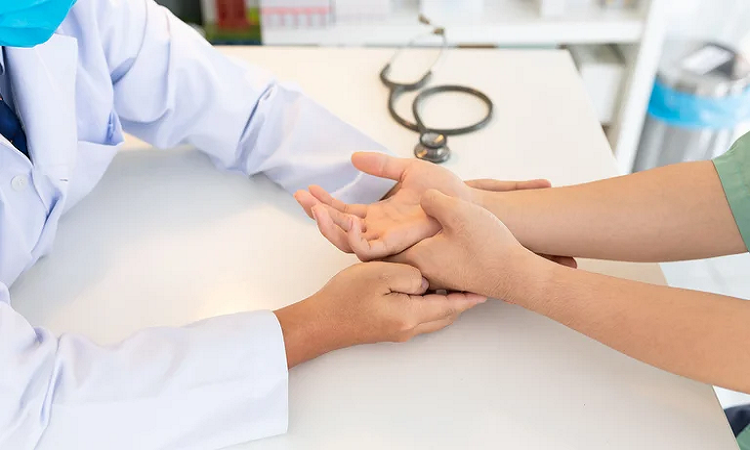 COVID-19: el nuevo síntoma post provoca dolor en manos y pies