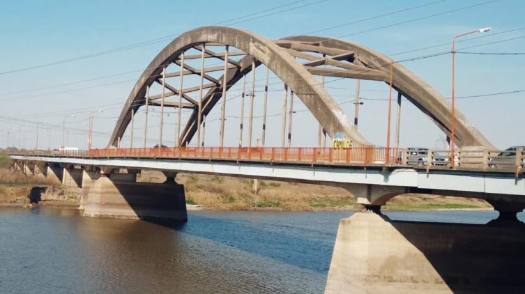Un camión se quedó sin dirección y chocó contra el Puente Carretero