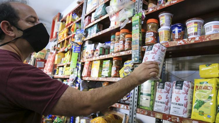 Guerra contra la inflación en minoristas: avanza una canasta especial