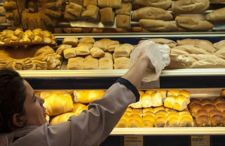 Buscan retrotraer el precio del pan y los fideos a los valores de febrero