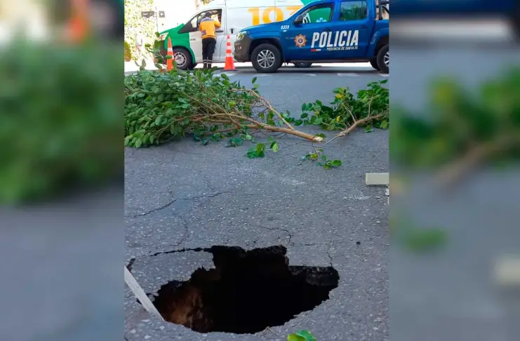 Socavón y corte de tránsito en 4 de enero al 1.200