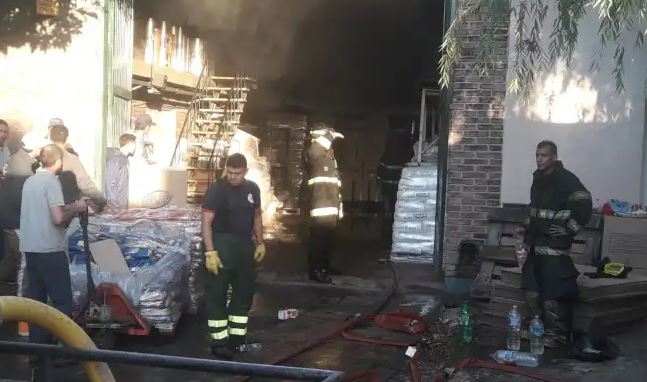 Ardió una fábrica de Snaks en barrio Santa Lucía