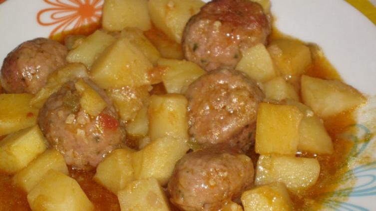 Albóndigas en salsa con papas sin freír