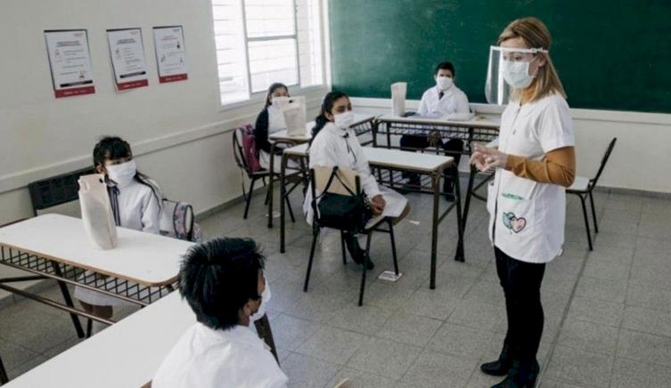 Proponen una hora más de clase diaria en la escuela primaria