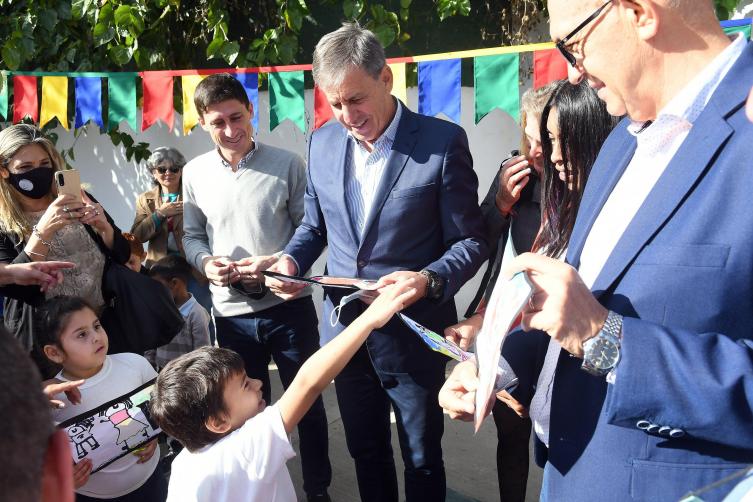 “Estas obras le cambian la vida a los docentes, a los chicos y al barrio”