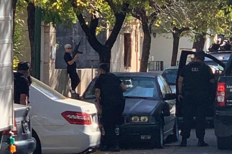 Un hombre descontrolado disparó contra vecinos con un arma larga