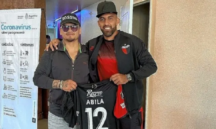 Wanchope Ábila le regaló una camiseta a Chino Maidana