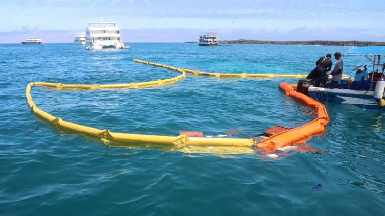 Una embarcación con 7.500 litros de diésel se hundió frente a Galápagos